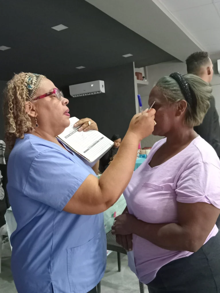 La licenciada Maritza de León Durán realiza chequeo a una paciente