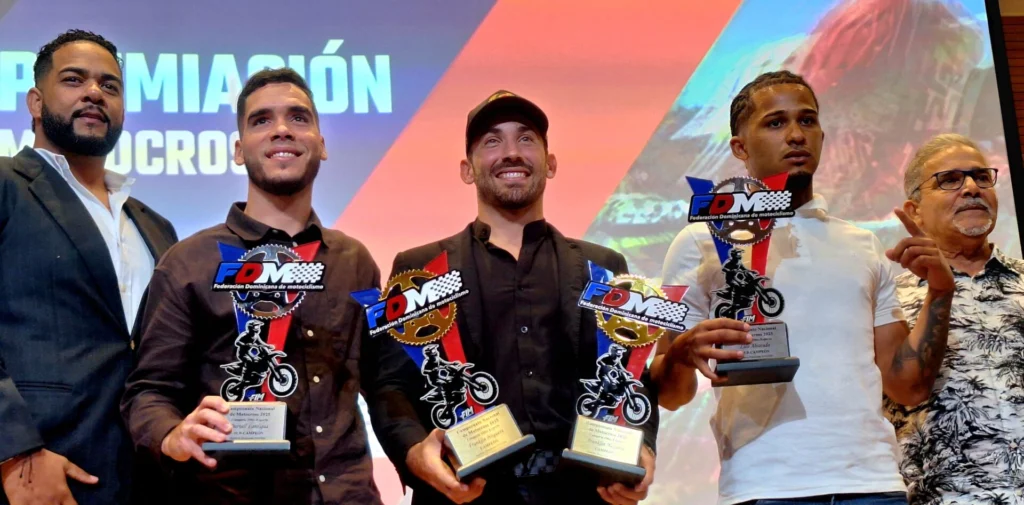 Los mejores pilotos de motocross del 2025, en el centro, el doble campeón nacional de los más altos cilindrajes, Franklin Nogueras Jr, los subcampeones Darnell Lantigua y Luís Alvarado, son galardonados por el técnico de motocross, Néstor Milanés y el directivo de FDM, Pepe Caba