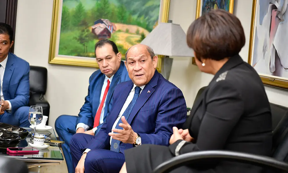 Ministro de Educación Superior conversa con la directora de CDN, Alba Nely Familia.
