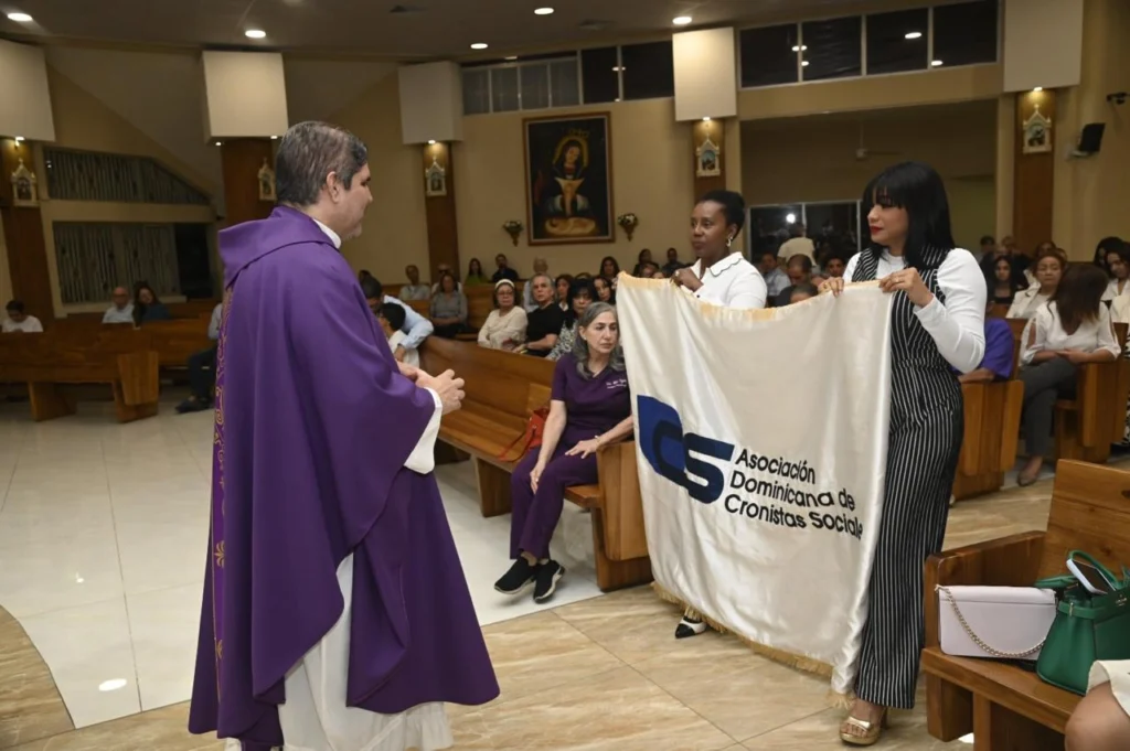 Durante el ofertorio se presentó ante el altar los Estatutos de la Asociación como símbolo del sustento y la naturaleza que rige a la entidad
