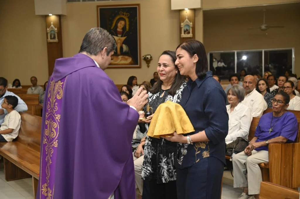 Durante el ofertorio se presentó ante el altar el pan y el vino, símbolo de entrega y comunión