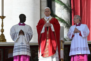 El papa advierte en su misa: Dios «no escucha la oración de quienes hacen la guerra»