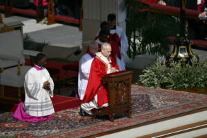 El papa advierte en su misa: Dios «no escucha la oración de quienes hacen la guerra»