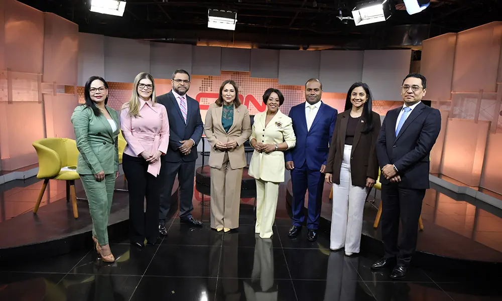 Yanessi Espinal, Carolina Alvarado, Héctor Marte, Mayra Jiménez, Alba Nely Familia, Juan Herrera, Addys Then y Federico Jovine.