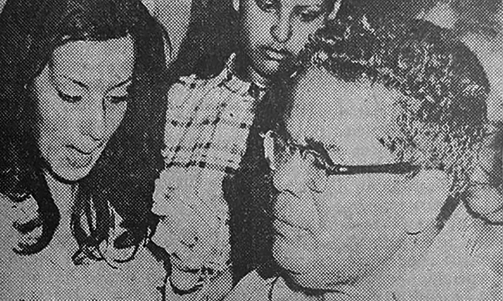 El padre de Orlando, Luis Martínez, sostiene a su esposa frente al féretro de su hijo asesinado.