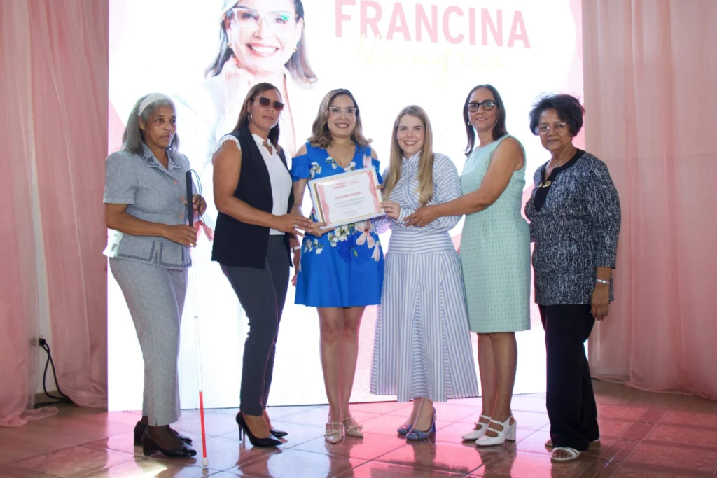 Durante el panel Mujeres Imparables Construyendo sueños con determinación y herramientas digitales.