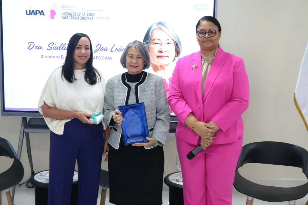 Entrega de reconocimiento a Clara Joa