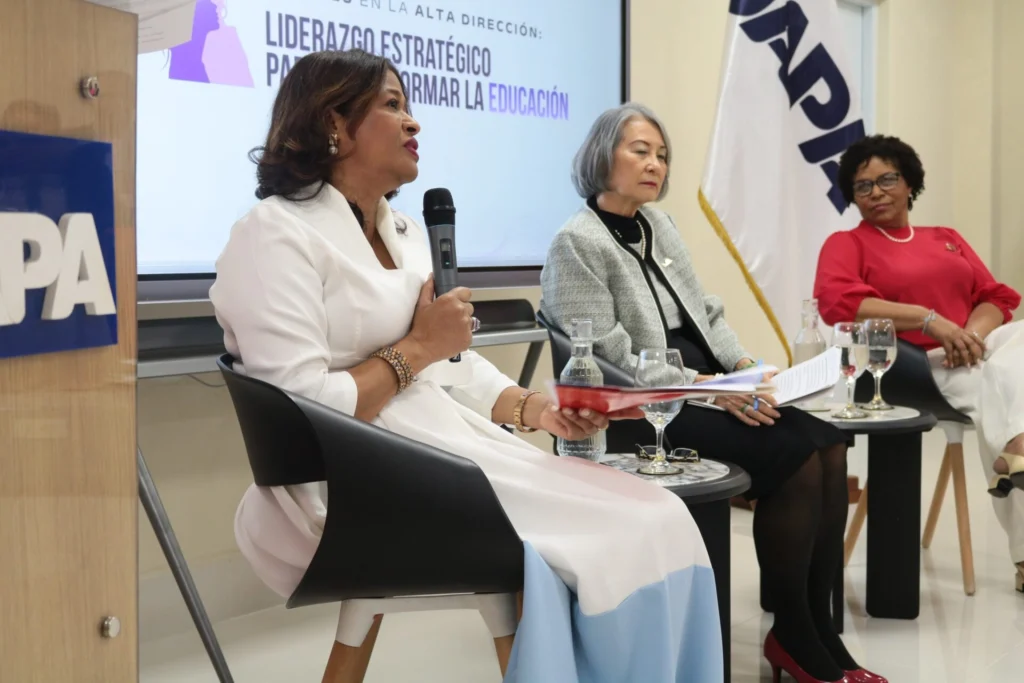 Las expositoras del panel Paula Disla, Clara Joa y Nelia Ramirez