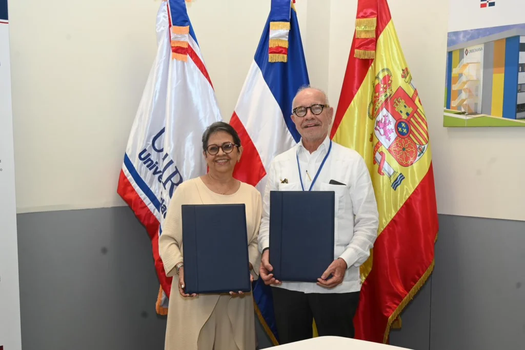 Voluntariado Banreservas y UNIROMANA firman convenio de becas