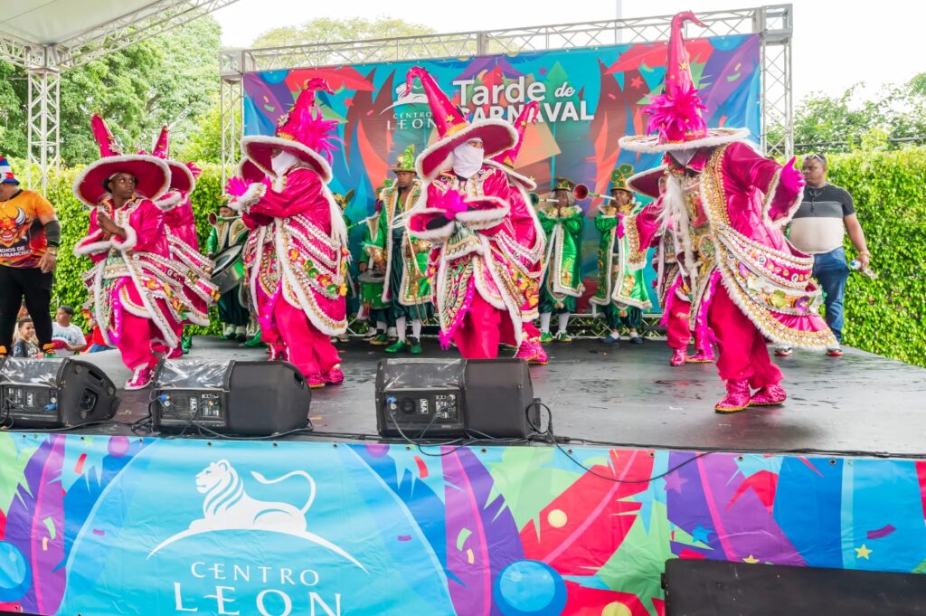 Centro León celebra XXI tarde de carnaval: tributo a la identidad y al folklore dominicano