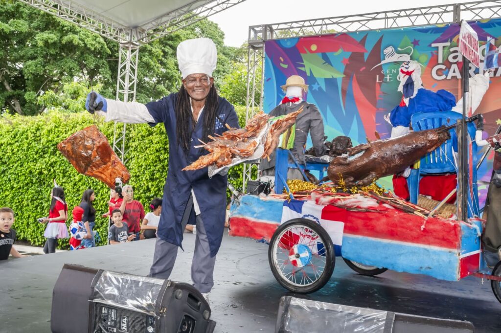 Centro León celebra XXI tarde de carnaval: tributo a la identidad y al folklore dominicano