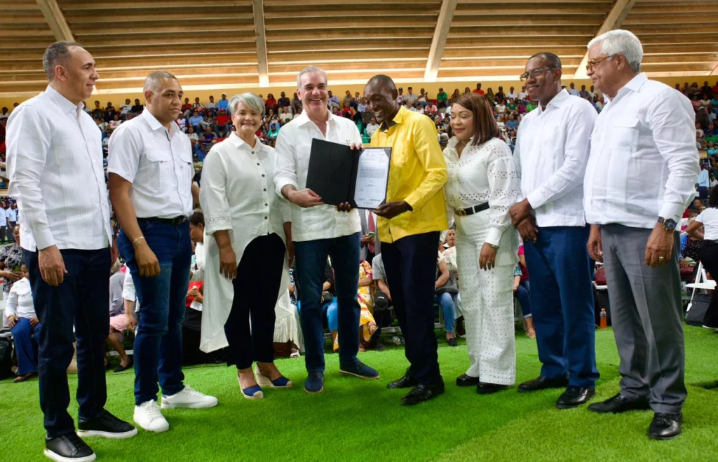 Abinader entrega 2,315 certificados de títulos en San Pedro de Macorís