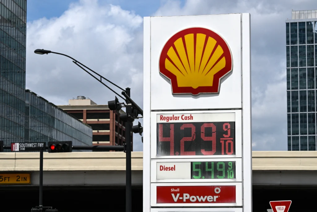 Estación de gasolina en EE.UU. con precios superiores a 4 dólares