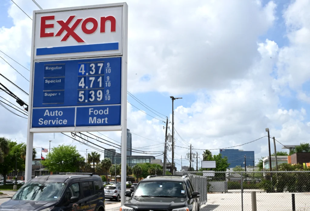 Estación de gasolina en EE.UU. con precios superiores a 4 dólares
