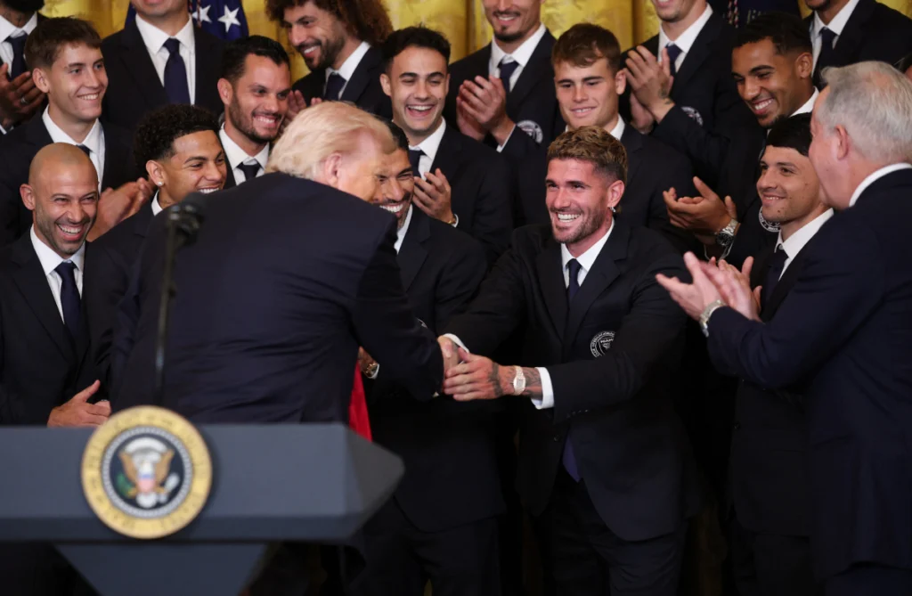 “¿Ustedes tienen algún jugador feo?” dijo Trump tras darle la mano a Rodrigo de Paul.