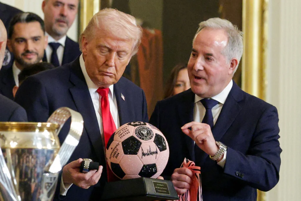 "Van a regresar. (a Cuba) y no necesitarán mi aprobación”, dijo Trump a Jorge Mas (der)