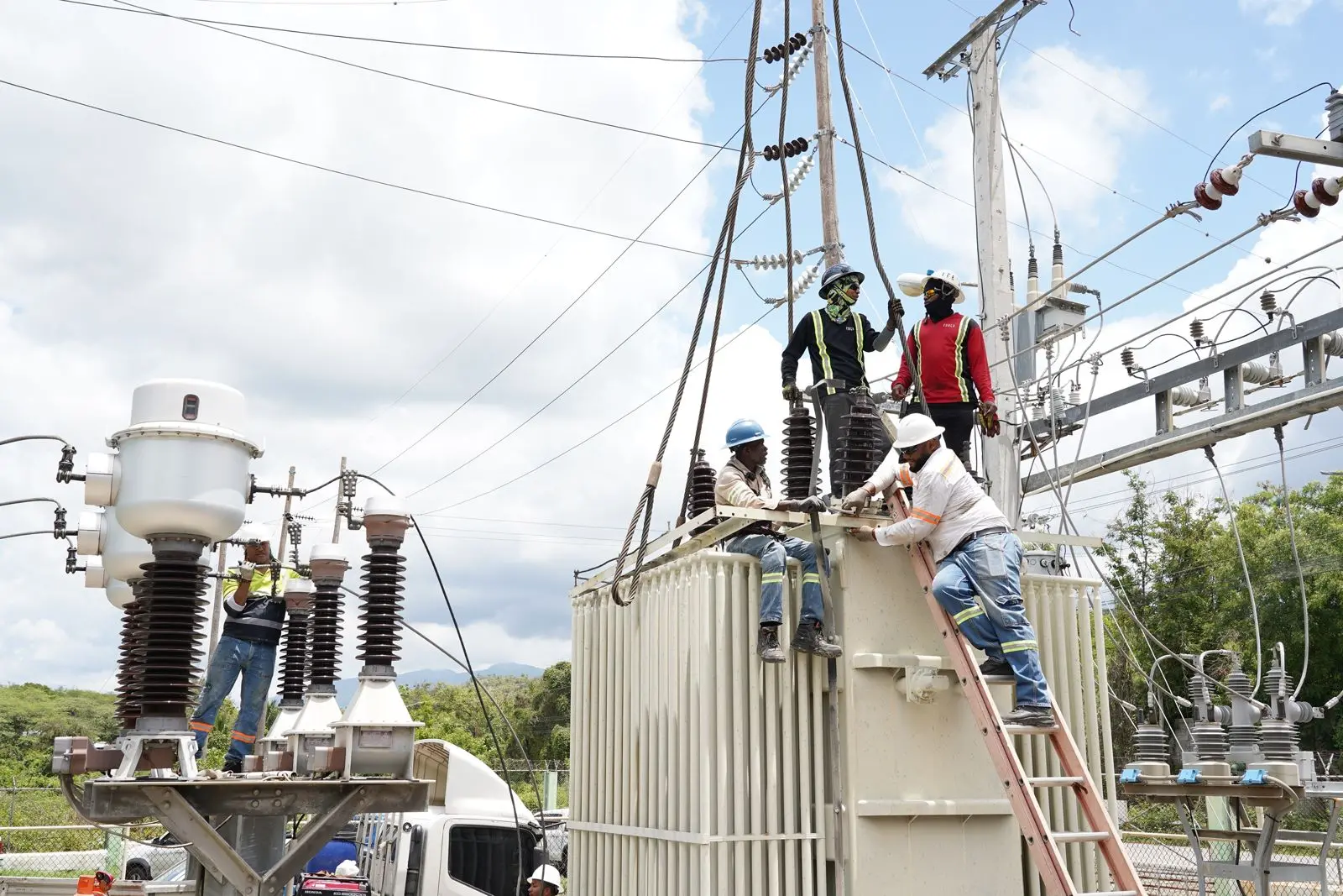 Edesur instala transformador en subestación Cruce de Ocoa