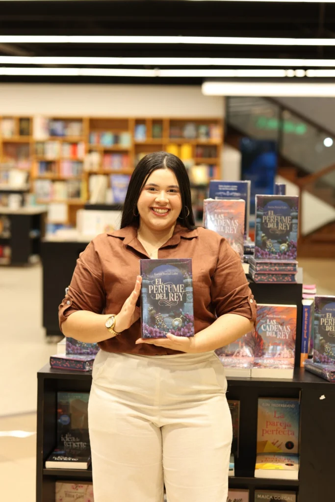 Karine Bernal Lobo exhibe su libro.