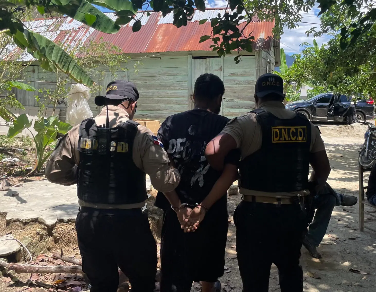 Arrestan a dos hombres con drogas y arma en Loma de Cabrera