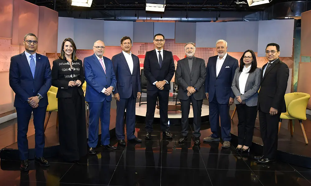 Martín Polanco, Katherine Hernández, Nelson Rodríguez, Manuel Estrella, Jaime Aristy Escuder, Andy Dauhajre, Félix M. García C., Yanessi Espinal y Federico Jovine, en la parte preliminar de la entrevista en la que se abordaron diversos temas del ámbito económico.