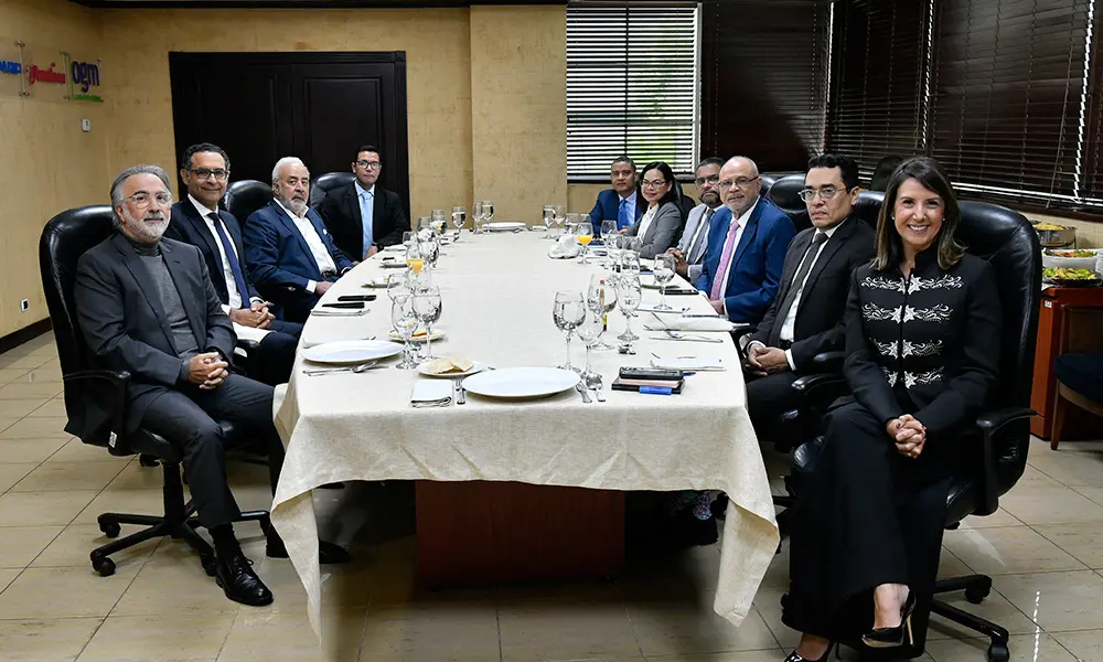 Los dos invitados respondieron a cada una de las preguntas colocadas sobre la mesa.