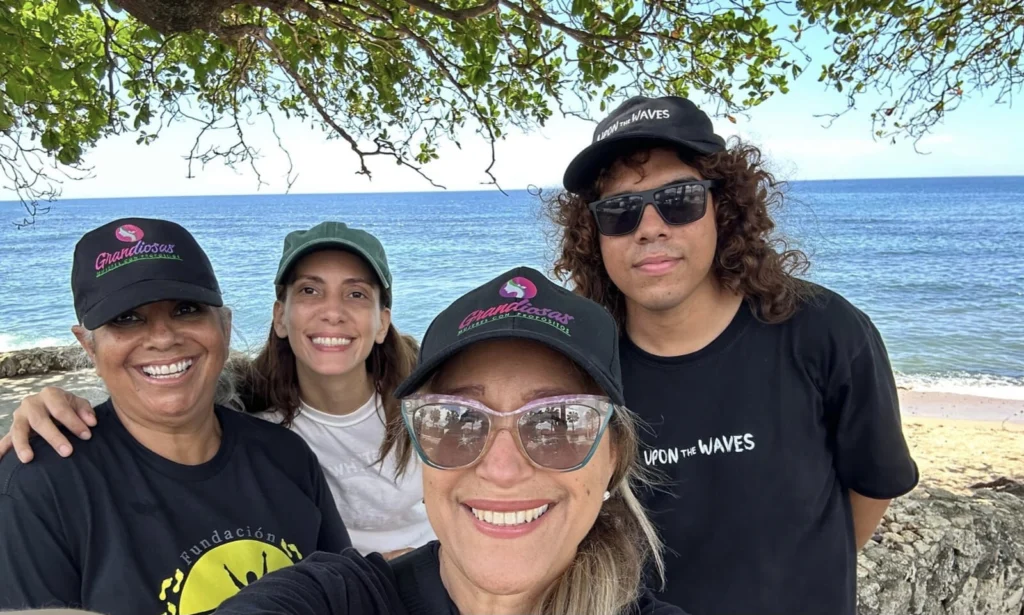 En primer plano la presidente de la fundación De Mujer a Mujer, Jacqueline Tineo junto a Jackeline Soriano y Gipsy Fermín Pastor e Ismael Sánchez, representantes de Upon The Waves