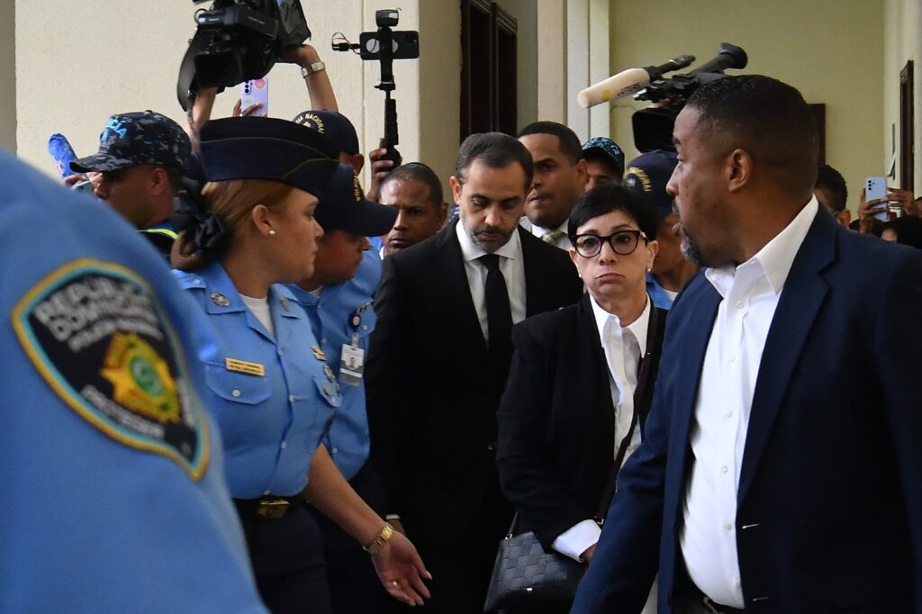 Maribel y Antonio Espaillat durante la audiencia del caso Jet Set este 6 de abril de 2026. Foto: Johnny Rotestan
