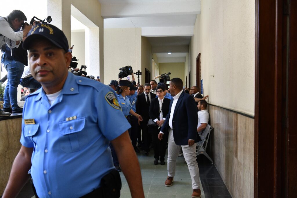 Maribel y Antonio Espaillat durante la audiencia del caso Jet Set este 6 de abril de 2026. Foto: Johnny Rotestan