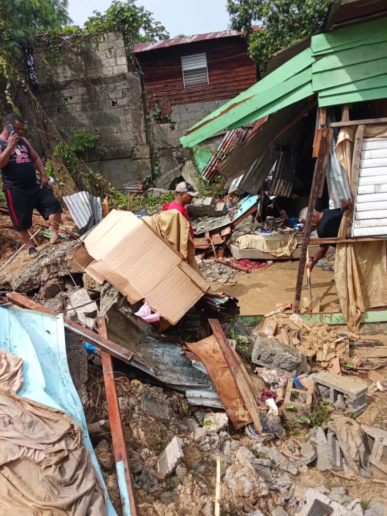 EN FOTOS | Muere niña en SDO tras caerle pared encima en la vaguada