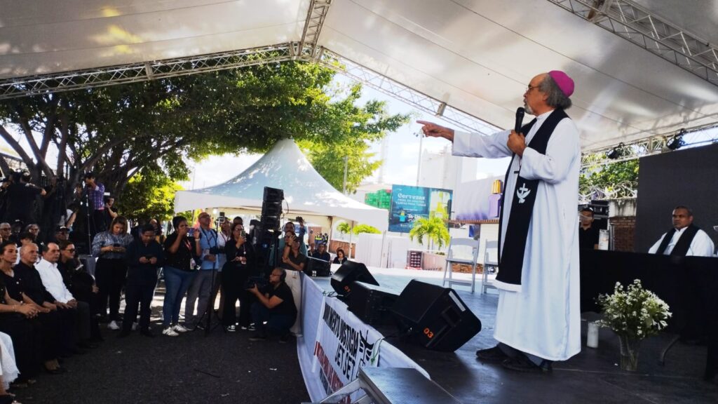 Padre Rogelio Cruz en misa del Jet Set