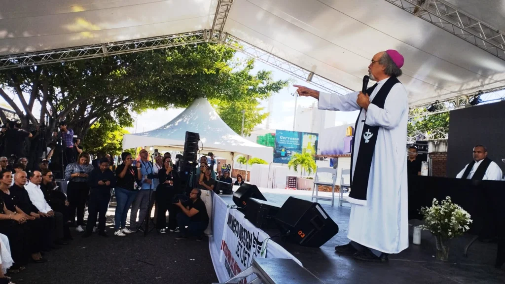 Padre Rogelio Cruz en misa del Jet Set