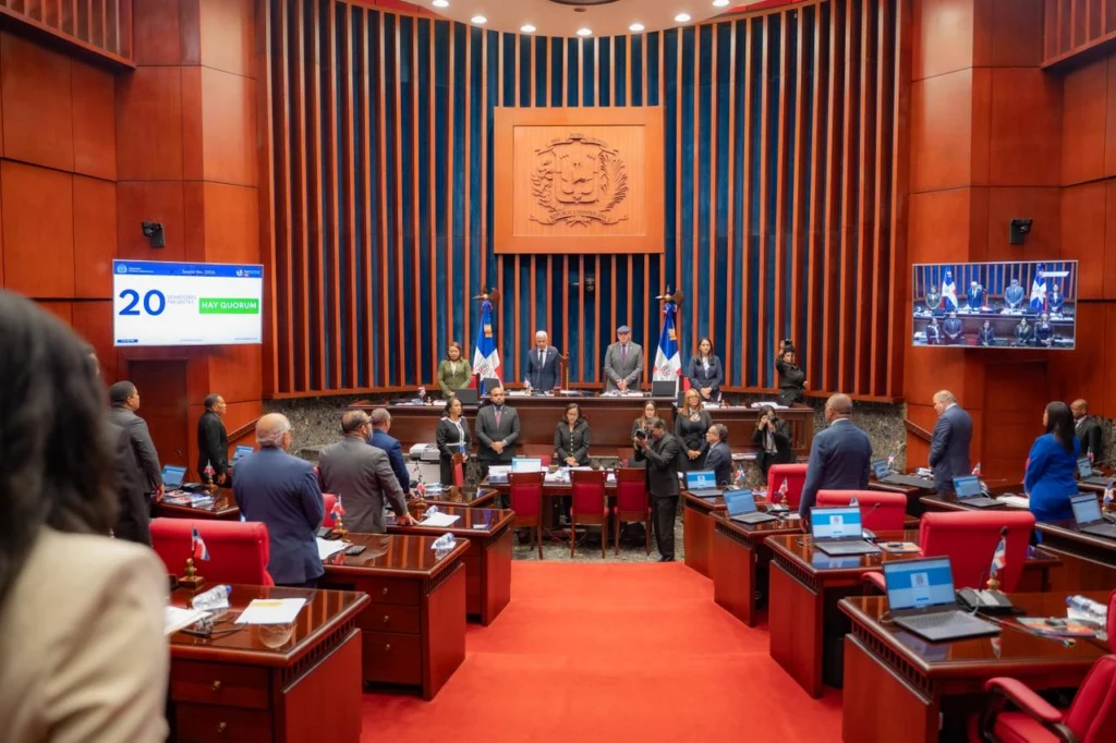 Senador Rivera resalta valor de prensa escrita