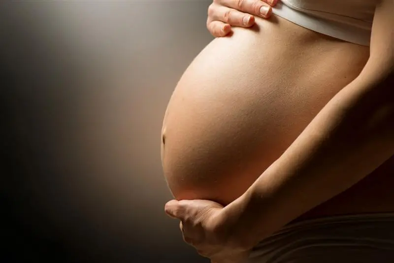 Mujer colombiana queda embarazada de dos hombres a la vez