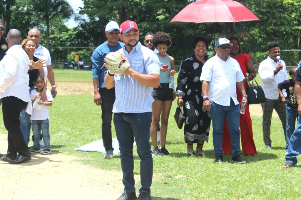 Leandro Mieses es reconocido por su labor social