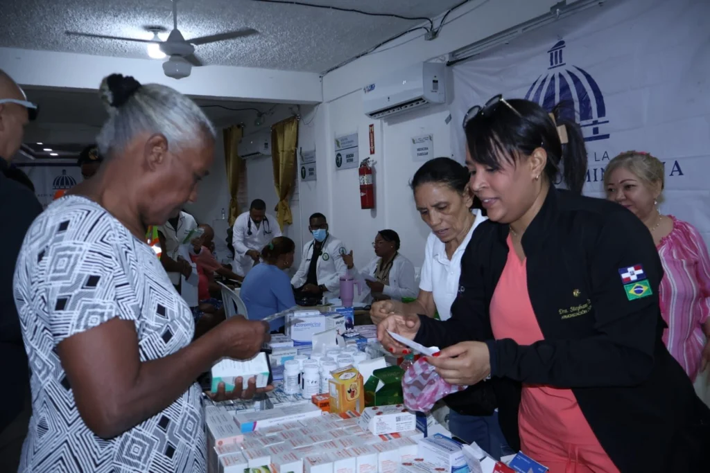 Desarrollo de la Comunidad realiza operativo asistencial en el 24 de Abril, DN