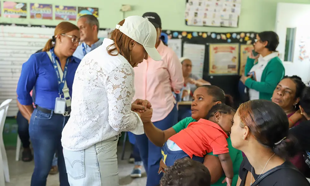 La directora de Supérate Mayra Jiménez entrega bonos de emergencia.