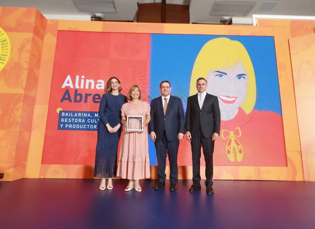 Alina Abreu recibiendo su reconocimiento