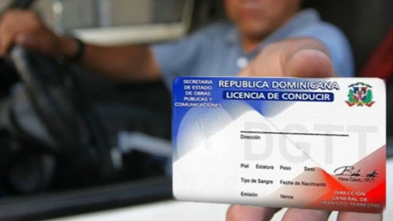 Presidente Abinader amplía vigencia de licencias a más de dos años para mayores de 65