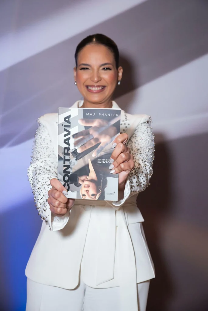 Maji Phaneer exhibe su libro