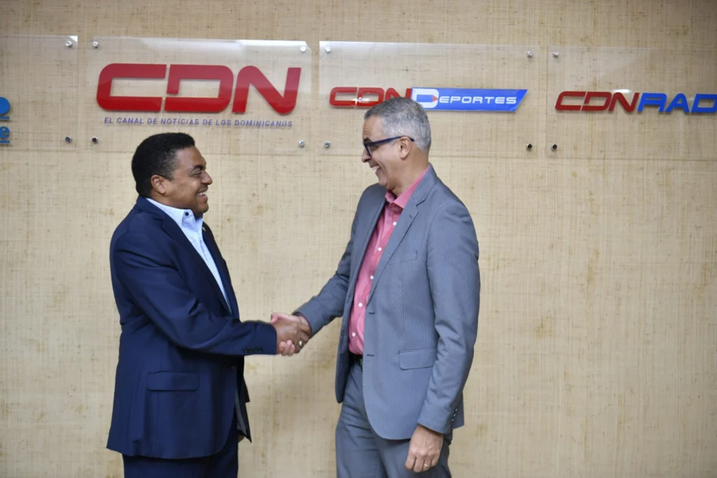 José Monegro, del comité de los JCC, y Frank Camilo, director de CDN Deportes