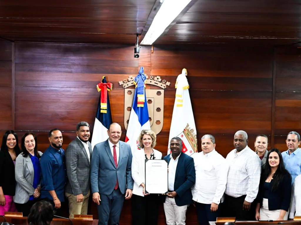 Ayuntamiento de Santiago reconoce a embajadora de Francia