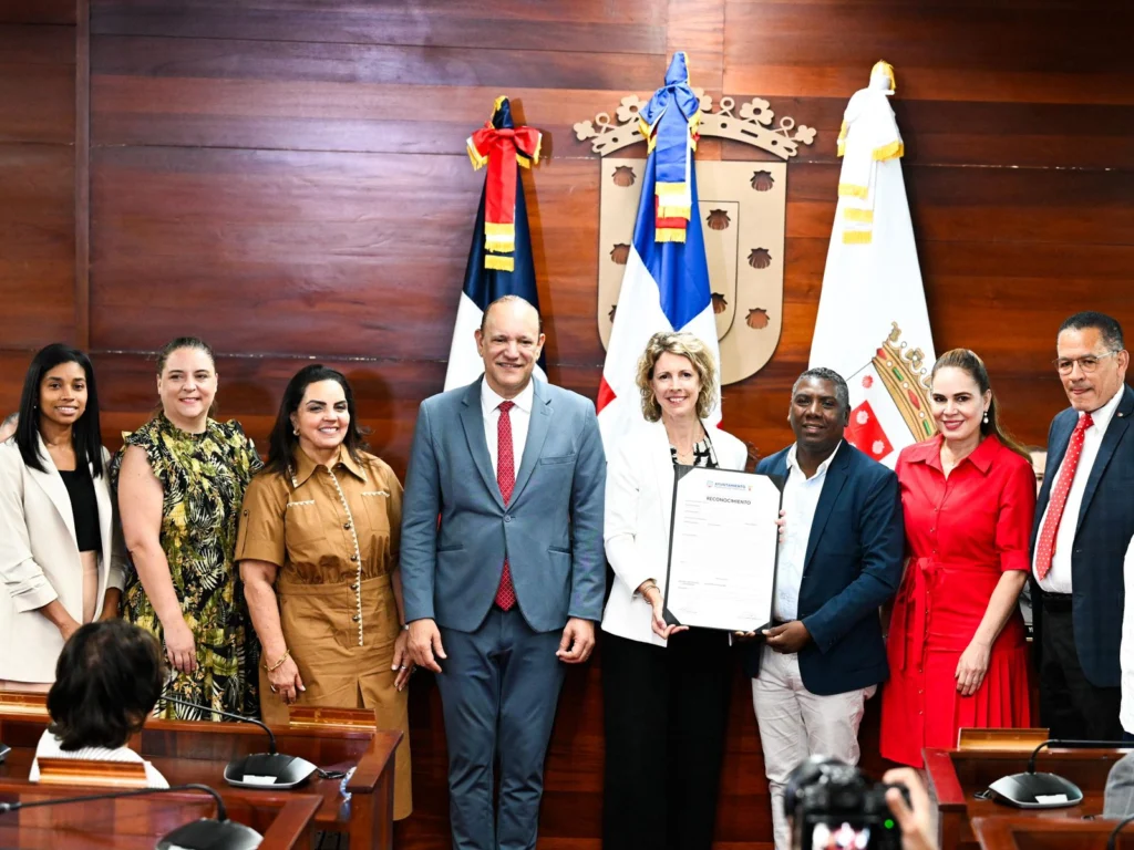 Ayuntamiento de Santiago reconoce a embajadora de Francia