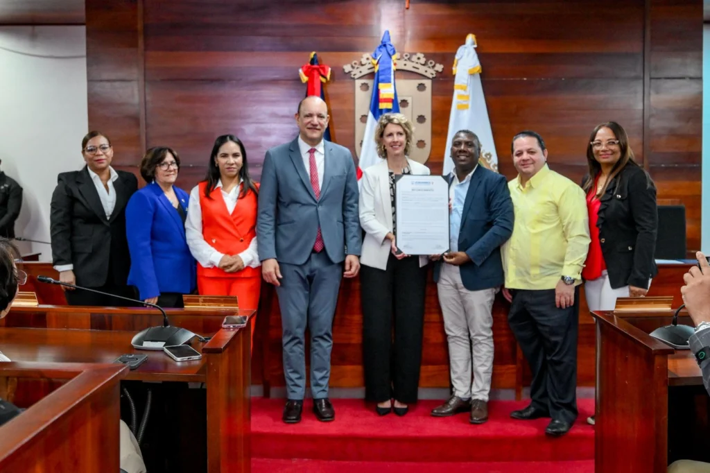 Ayuntamiento de Santiago reconoce a embajadora de Francia