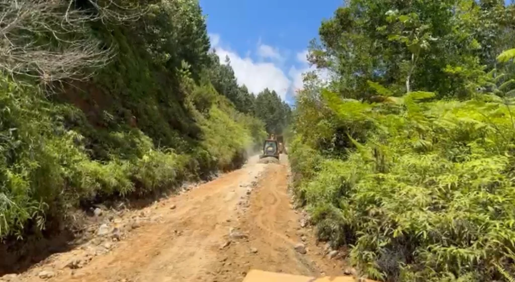 Productores de Naranjo Dulce y Río Boba asumen con recursos propios el arreglo de su carretera ante el olvido del gobierno