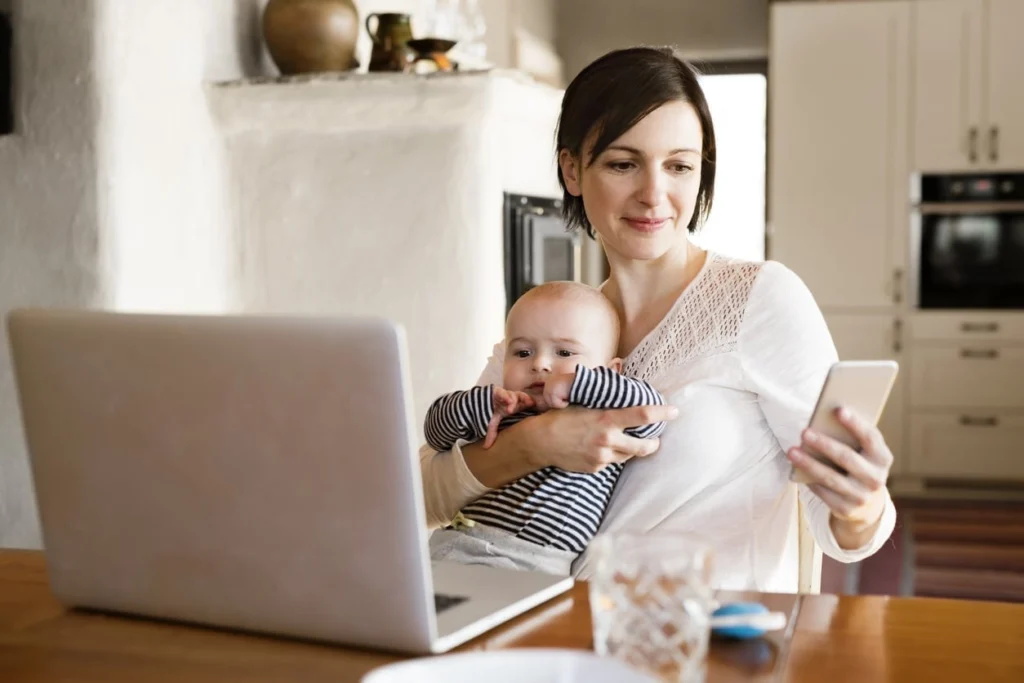 Plataformas como Mamis Digitales permiten a las madres generar ingresos desde casa mediante el teletrabajo, facilitando su desarrollo profesional sin descuidar la crianza de sus hijos.