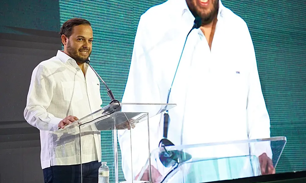 Pedro Estrella Tavares, CEO de EcoAcero, habla en el acto.
