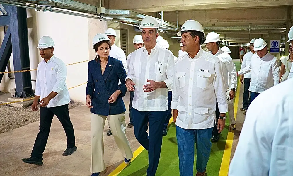 El presidente Abinader, la vicepresidenta Peña y Manuel Estrella recorren la planta.