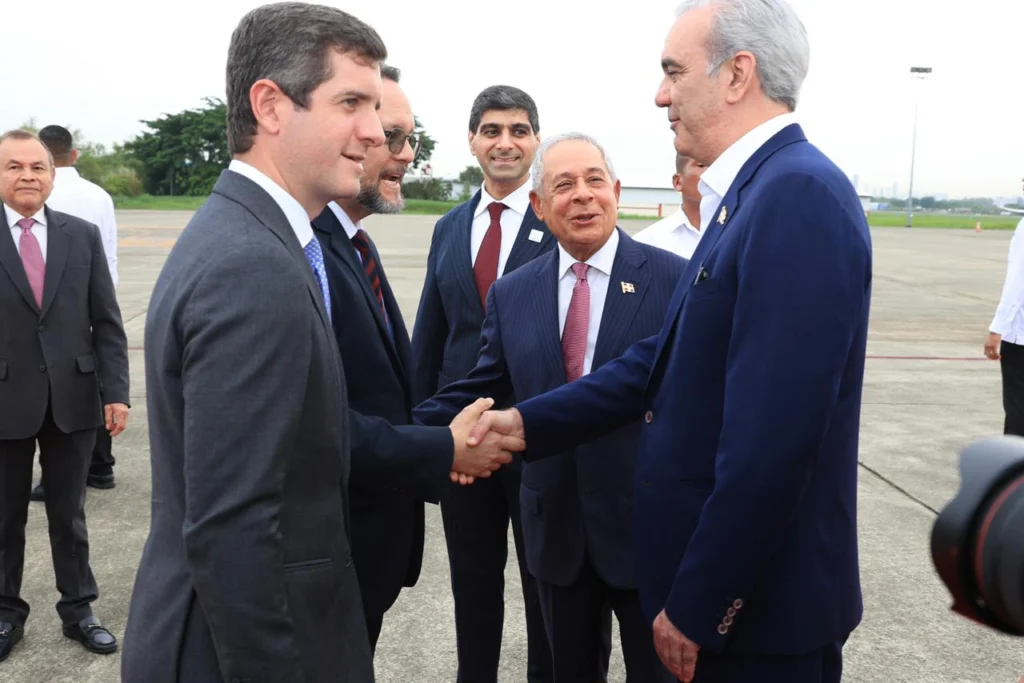 Abinader arriba a Panamá como orador del Congreso Mundial de Zonas Francas