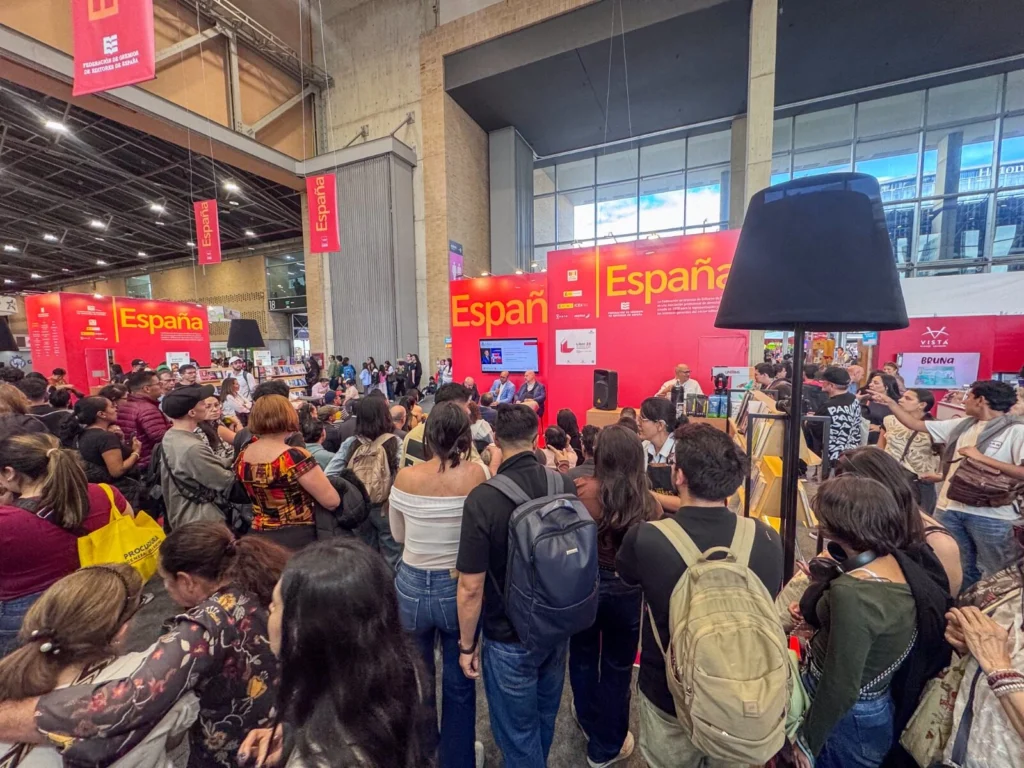 Francisco Tavárez reúne a decenas de asistentes en la presentación de su libro en Bogotá