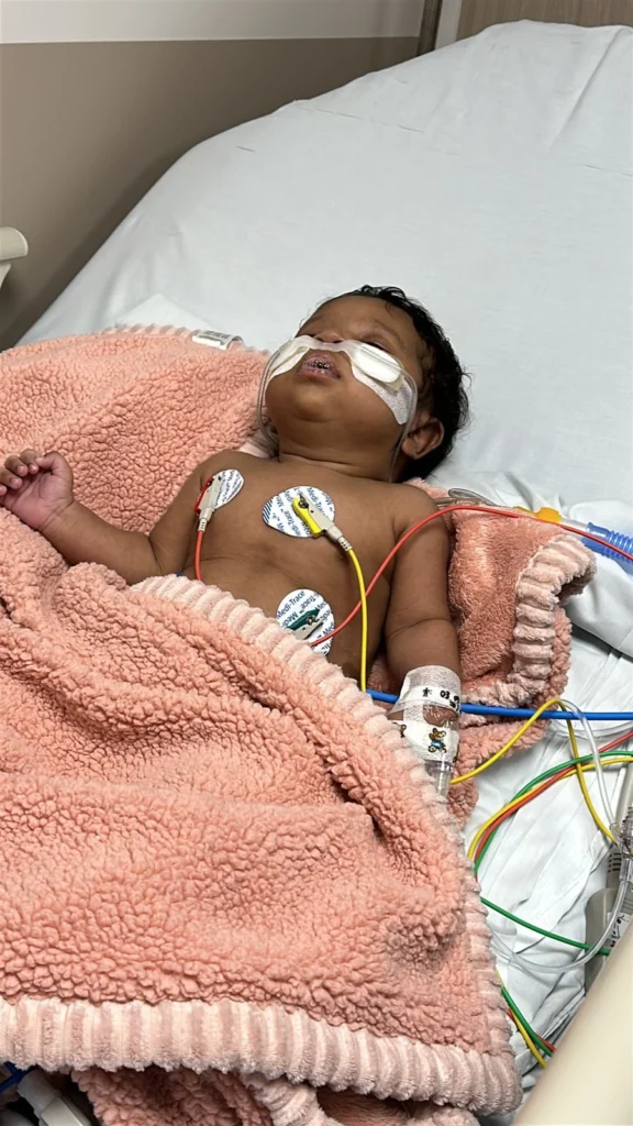 La bebe Luna con un mes, lucha por su vida